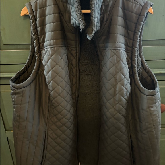 Denim&Co Quilted Forrest Green Fleece Vest - Picture 3 of 7